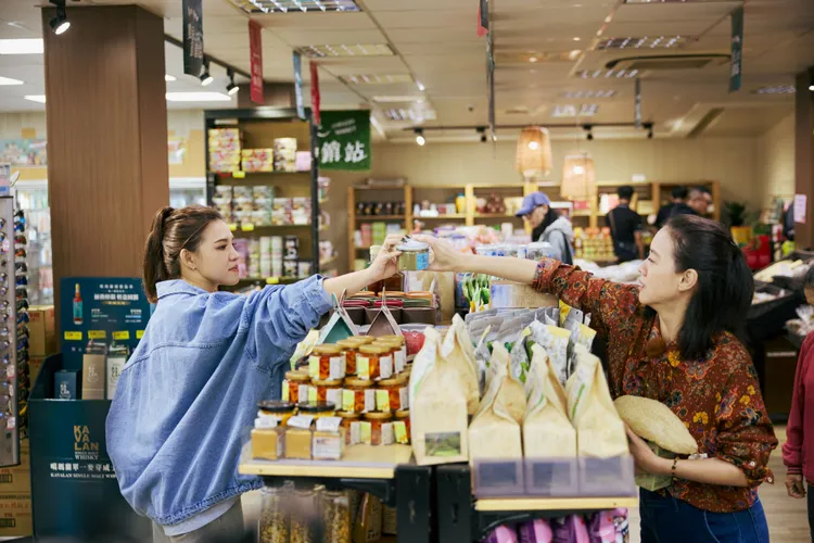 Hold住姐（左）帶曾寶儀品嚐花蓮玉里經典小吃和美食。三立、MyVideo提供