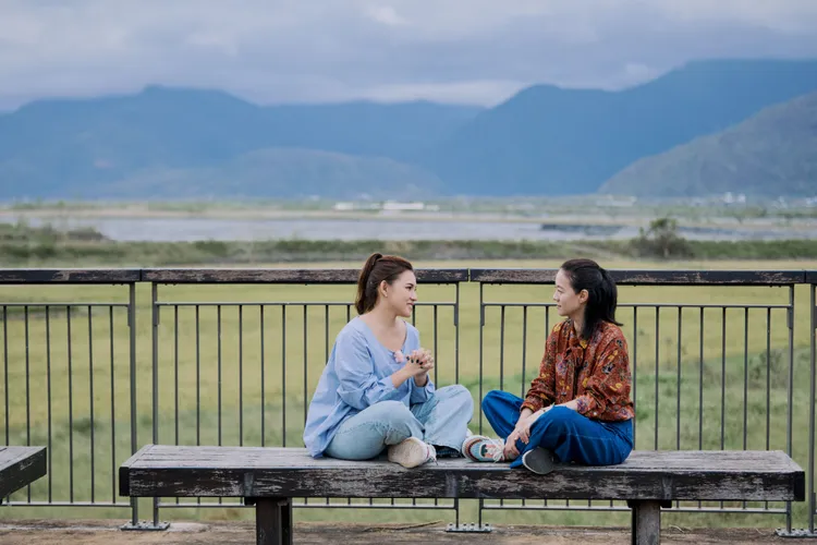 Hold住姐（左）向曾寶儀透露淡出演藝圈的原因。三立、MyVideo提供