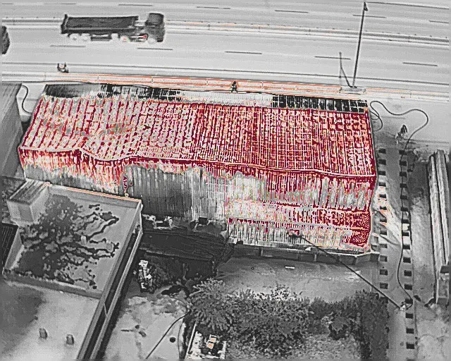 鐵皮廠房全面燃燒。新竹縣消防局提供