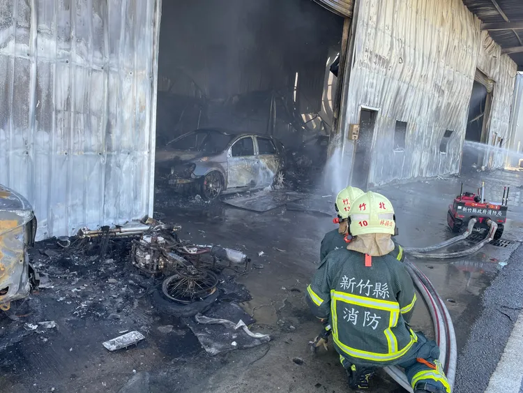 警消搶救。新竹縣消防局提供