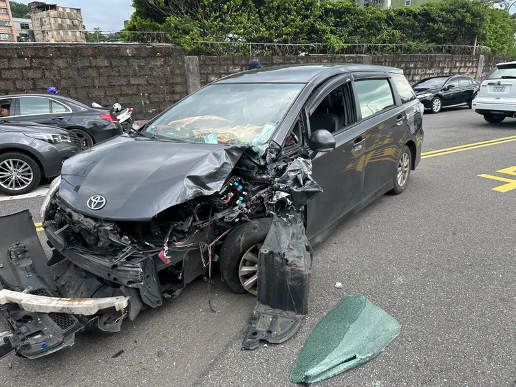 李女逆向撞上遊覽車，導致車輛出現嚴重損毀。翻攝照片