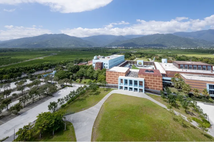 位於台東康樂地區，由群山環繞的史前館。國立台灣史前文化博物提供