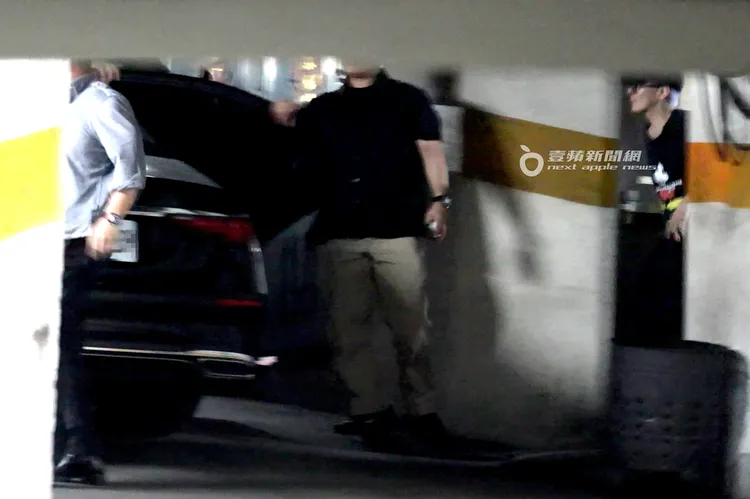 GD權志龍頭戴黑色貝雷帽、眼鏡，彎著腰身從巴塞隆納酒店後門廚房步出。特勤中心攝