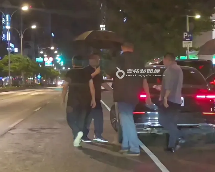 GD坐在賓士S350d內，停龍亨酒店門口近20分，等酒店幹部下樓上車。特勤中心攝