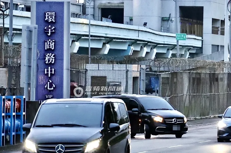 GD抵台後搭乘465萬黑賓士，從桃機走VIP通道出關。特勤中心攝