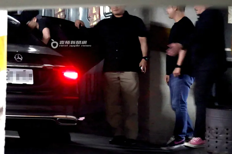 GD用雙手撐在車門上差一點就摔倒。特勤中心攝