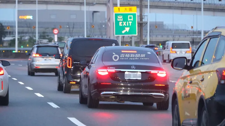 韓國天王GD抵台，不少粉絲包車追星。特勤中心攝