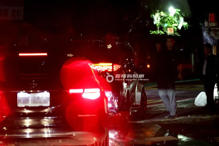 巴塞隆納俱樂部幹部，指揮GD賓士坐駕開下去停車場後門。特勤中心攝