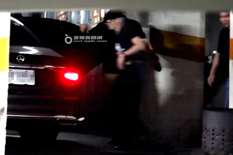 GD壓低身體似不想被拍到，低調從酒店後門廚房上車。特勤中心攝