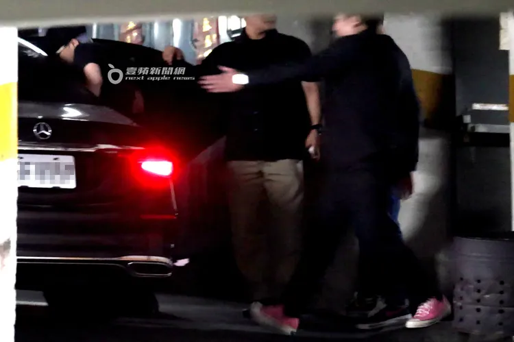 酒店幹部見狀，快步上前想要扶GD一把，就怕他出意外。特勤中心攝