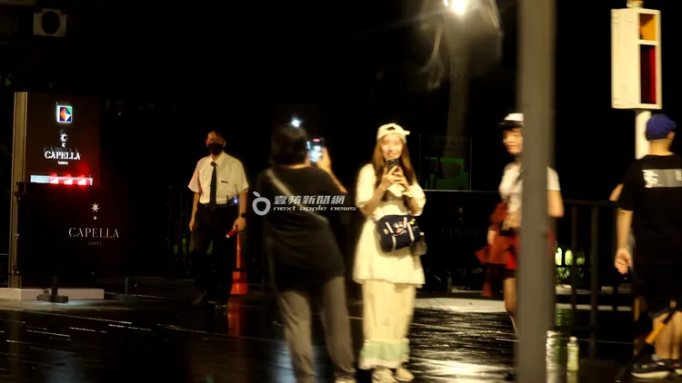 女粉絲們看到GD的賓士車隊回到飯店都相當興奮。特勤中心攝