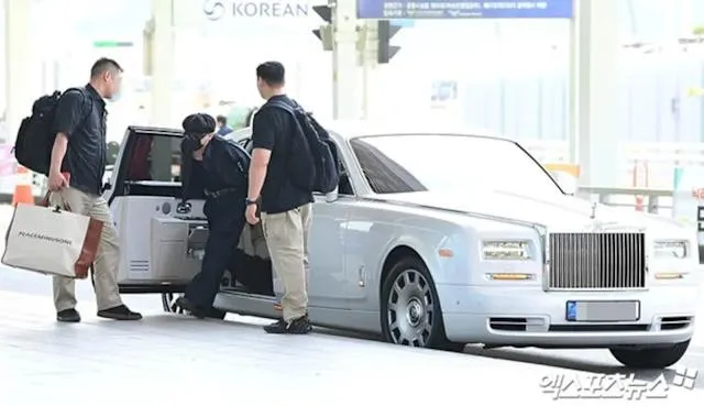 GD權志龍10日下午搭乘4700萬元勞斯萊斯PHANTOM私人豪車，現身韓國仁川機場來台。翻攝XSPORTS
