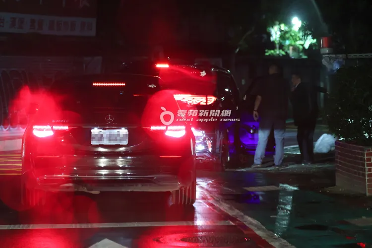 龍亨酒店幹部上車帶路，前往基隆路的巴塞隆納酒店後門。特勤中心攝