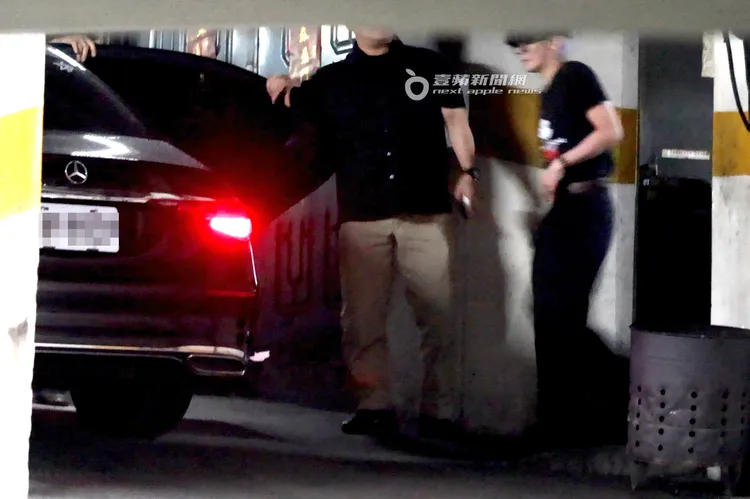 GD走路一拐一拐快步從巴塞隆納酒店後門跑上車，保鑣在車旁護駕。特勤中心攝