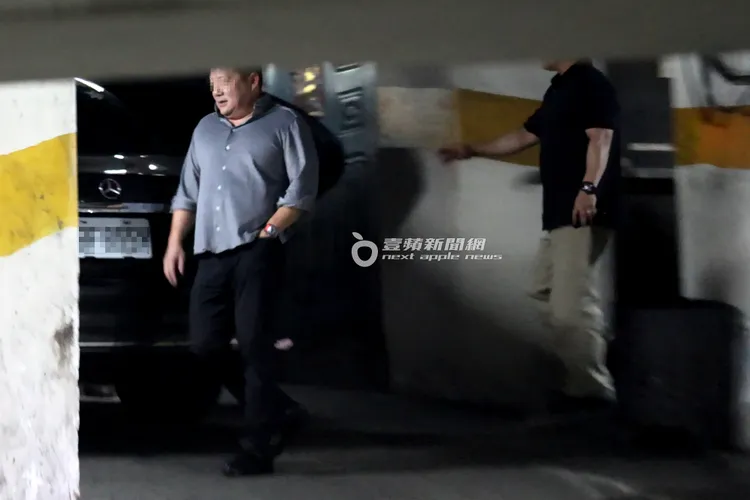 凌晨近3點，賓士車開進停車場，工作人員護駕準備帶GD離開酒店。特勤中心攝