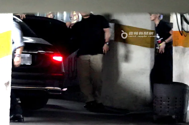 GD權志龍抵台首夜，凌晨近3點步出巴塞隆納酒店後門，一身黑色潮流穿搭、眼鏡、項鍊、手錶、戒指、耳環裝飾到位。特勤中心攝