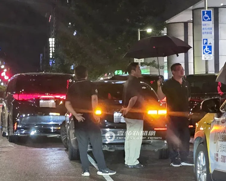 GD凌晨12點多，搭乘賓士S350d坐駕，先來到小巨蛋對面的龍亨酒店正門口停車。特勤中心攝