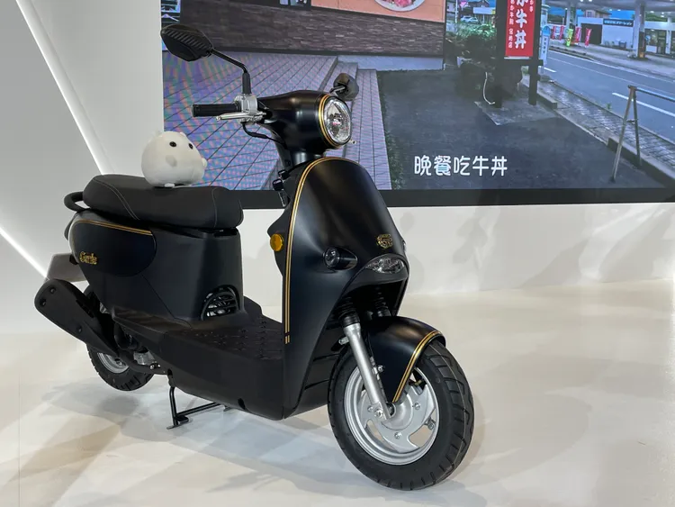 KYMCO Genie 小精靈 115主打圓潤可愛造型與細膩質感，鎖定年輕族群與女性騎士。新車建議售價6萬9800元，上市期間可享3000元購車金直扣，車展期間加碼贈送1000元禮券。林浩昇攝