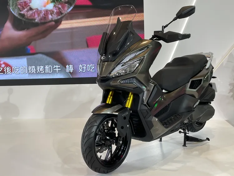 Xciting X350採用融合歐風機能的美學，結合運動跑格與冒險元素，新車建議售價20.8萬元，預購優惠價為19.8萬元，在重機展現場購車加碼抽iPhone 16。林浩昇攝