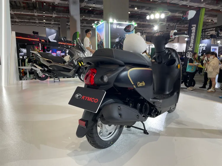 KYMCO Genie 小精靈擁有735mm超低座高、89kg輕巧車重、23L大置物空間與一級油耗61.6km/L。林浩昇攝