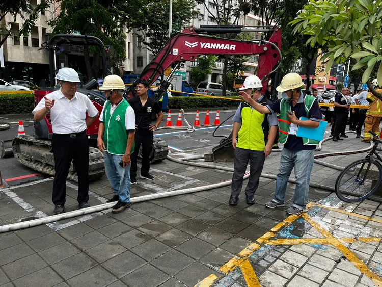 工務局調查發現是附近建案施工釀禍，已勒令停工並儘速修復坑洞。高市工務局提供