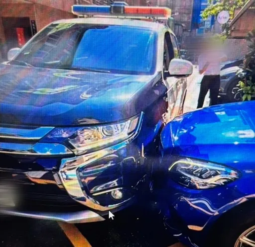 賓士車巷口碰撞警車! 監視器還原竟是波麗士「違反交通規定」