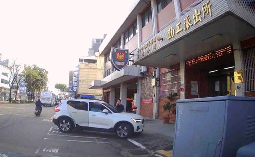 女兒發燒抽搐口吐白沫 年輕爸「把車打橫」衝派出所求助