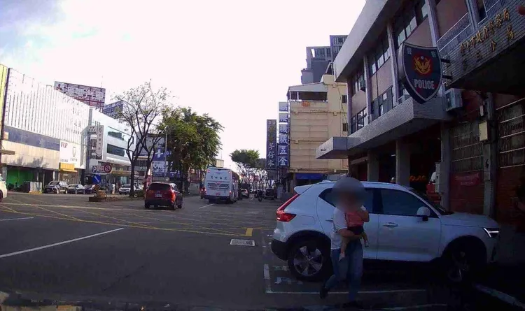 警方立刻指揮林男妻子抱著愛女坐上警車前往醫院就診。翻攝畫面