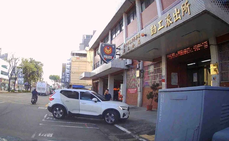 警方立刻指揮林男妻子抱著愛女坐上警車前往醫院就診。翻攝畫面