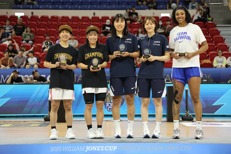 本屆瓊斯盃最佳五人(自左而右)，最佳後衛日本樋口鈴乃(MVP)與藤澤夢叶，最佳前鋒都來自韓國，朴智鉉與姜藝瑟，最佳中鋒中華藍庫克斯。中華籃協