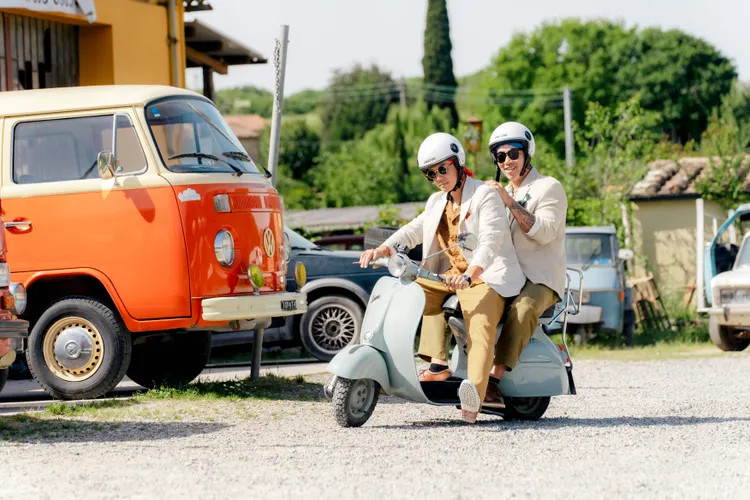 姚元浩（左起）、郭泓志騎乘偉士牌機車，遊覽義大利風光。好看娛樂提供