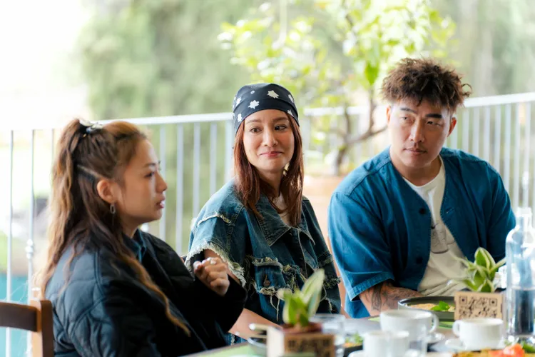 郭泓志（右起）、莎莎暖心安慰吳映潔，場面溫馨。好看娛樂提供