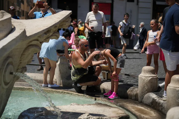 義大利連日高溫，民眾在噴水池前降溫。美聯社