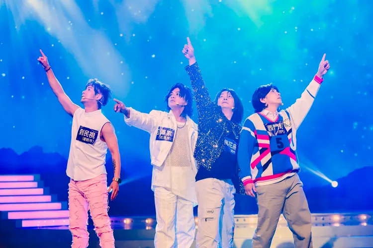 阿玟（左起）、曾瑋中、莊振凱、東諺等模仿F4，全場爆笑。民視提供