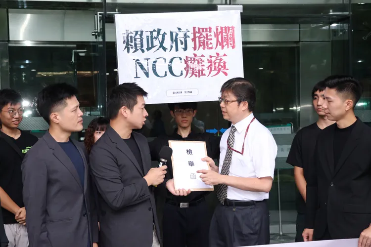 民眾黨副秘書長許甫（左）赴NCC遞交檢舉函。莊宗達攝