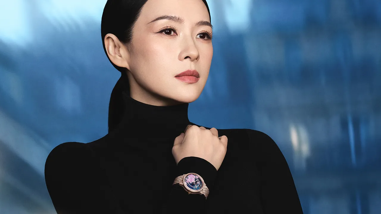 積家新任全球品牌大使章子怡,戴上品牌全新Rendez-Vous Shooting Star約會系列流星腕錶。品牌提供