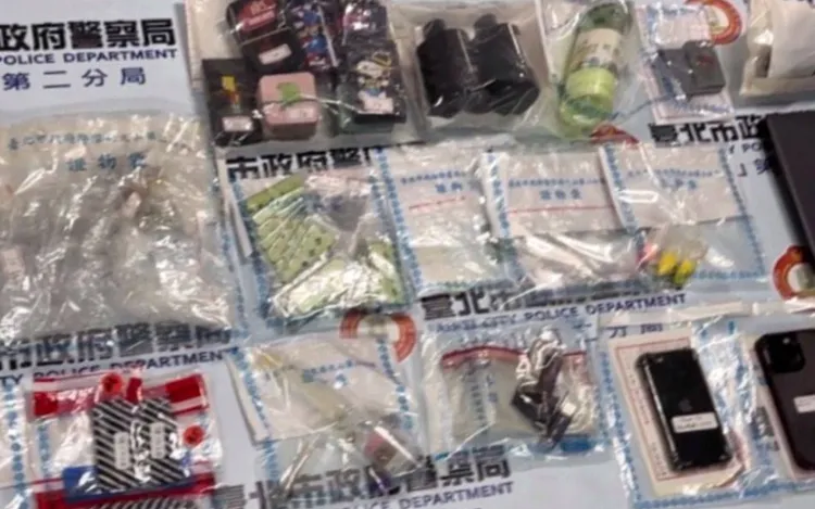 警方於余嫌家中查獲包括依托咪酯粉末2包、喪屍煙彈5顆、煙油3瓶、安非他命10包等各式毒品，並查扣手機。翻攝畫面