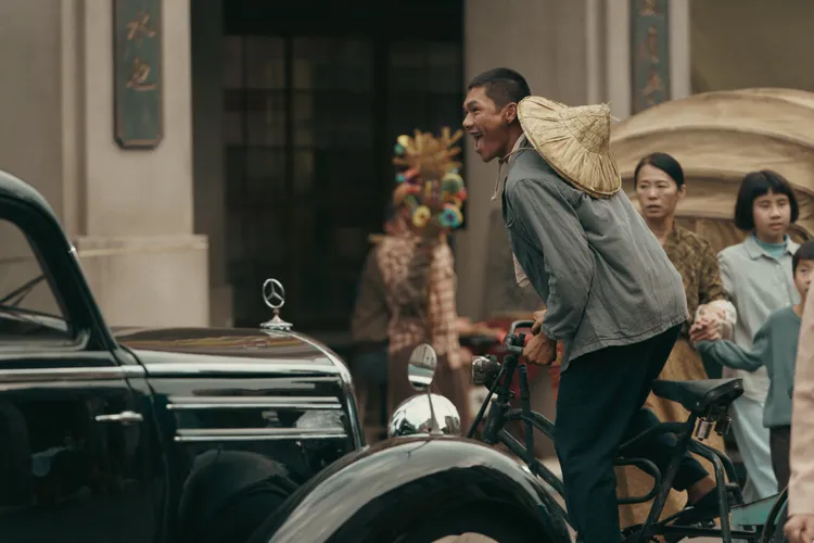 柯煒林在片中展現多聲道語言功力。華文創提供