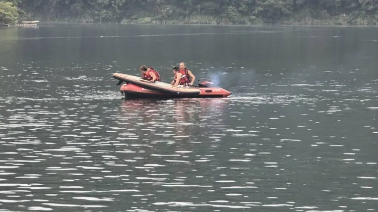 直潭分隊在水面搜救。翻攝畫面