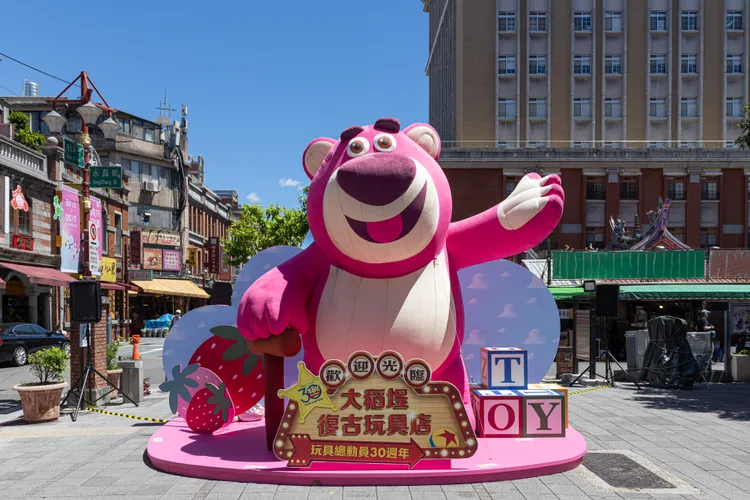 永樂廣場中央的大型熊抱哥。業者提供