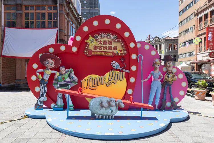 胡迪與寶貝、巴斯光年與翠絲現身霞海城隍廟旁街角。業者提供