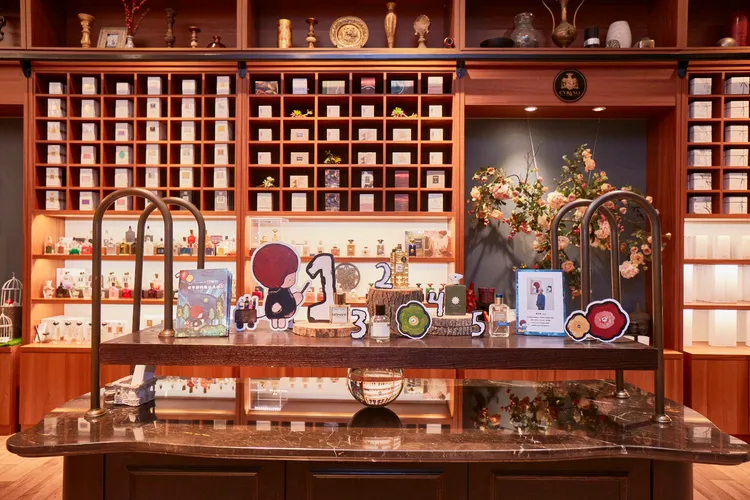 CYRANO與風格獨具的新銳藝術家寧芮潔跨界合作，共同呈現「城市裡的魔法森林」聯名香氛藝術展。品牌提供