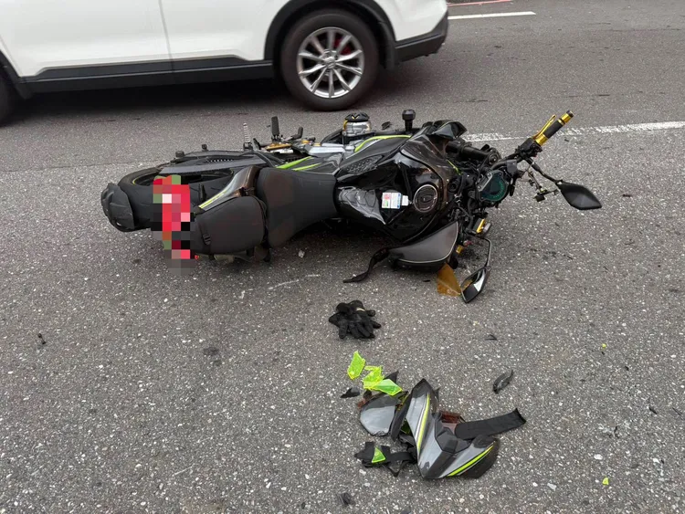 高男騎乘川崎重機載女性友人出門，結果遇到馬路三寶，害其摔車下巴受傷、身體擦挫傷送醫。翻攝畫面