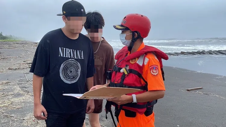 海巡人員勸導。北部分署提供