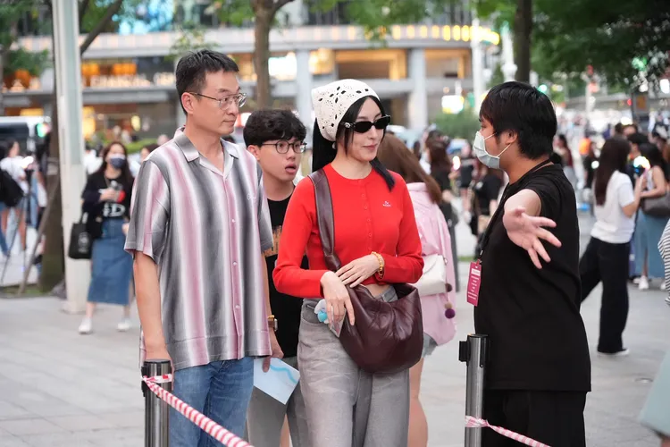 楊謹華（右）跟老公一起朝聖GD。彭欣偉攝