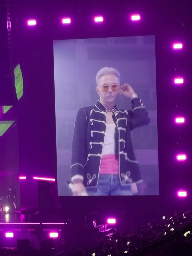 GD換上黑色軍裝外套。讀者提供