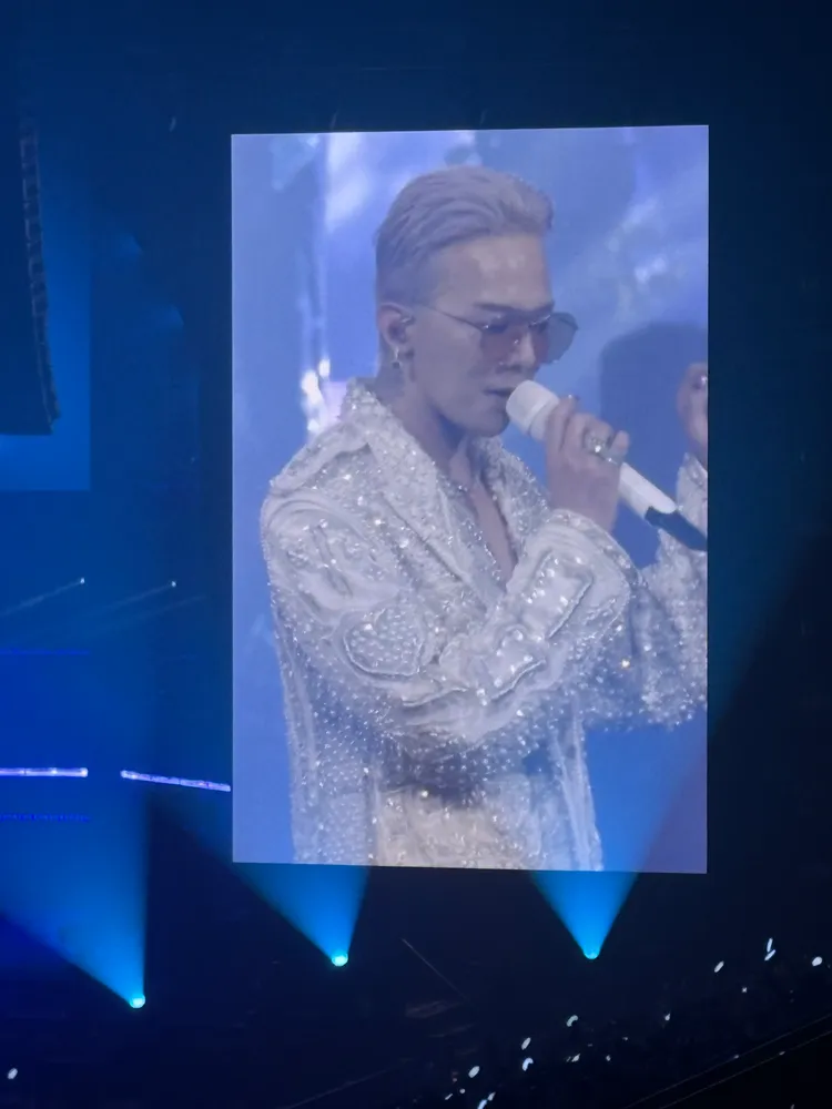 GD披上鑲鑽長大衣。讀者提供