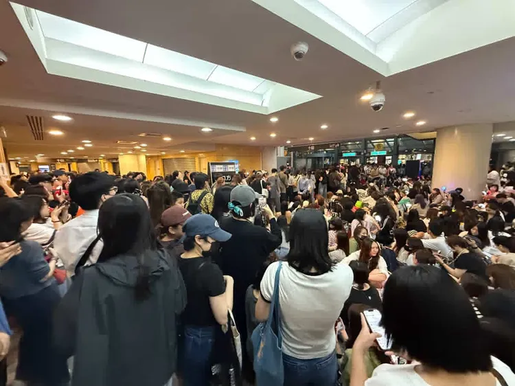 近500名粉絲在小巨蛋外聽音露。讀者提供