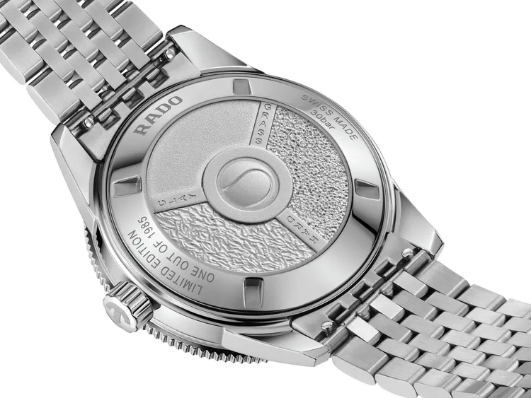 底蓋壓印上草地、紅土與硬地紋理。品牌提供