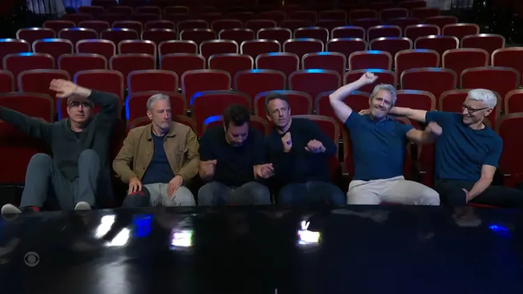 約翰奧利佛（左起）、瓊史都華、吉米法倫、賽斯梅爾斯、安迪柯罕與CNN主播庫柏都來力挺。翻攝畫面